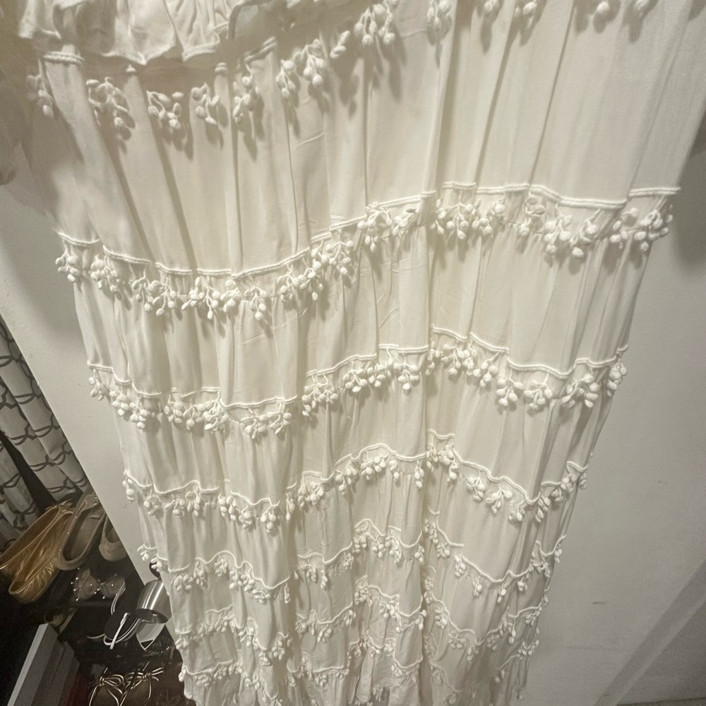 FARM Rio Ivory Tiered Lace V‑Neck Midi Dress - Picture 3 of 5